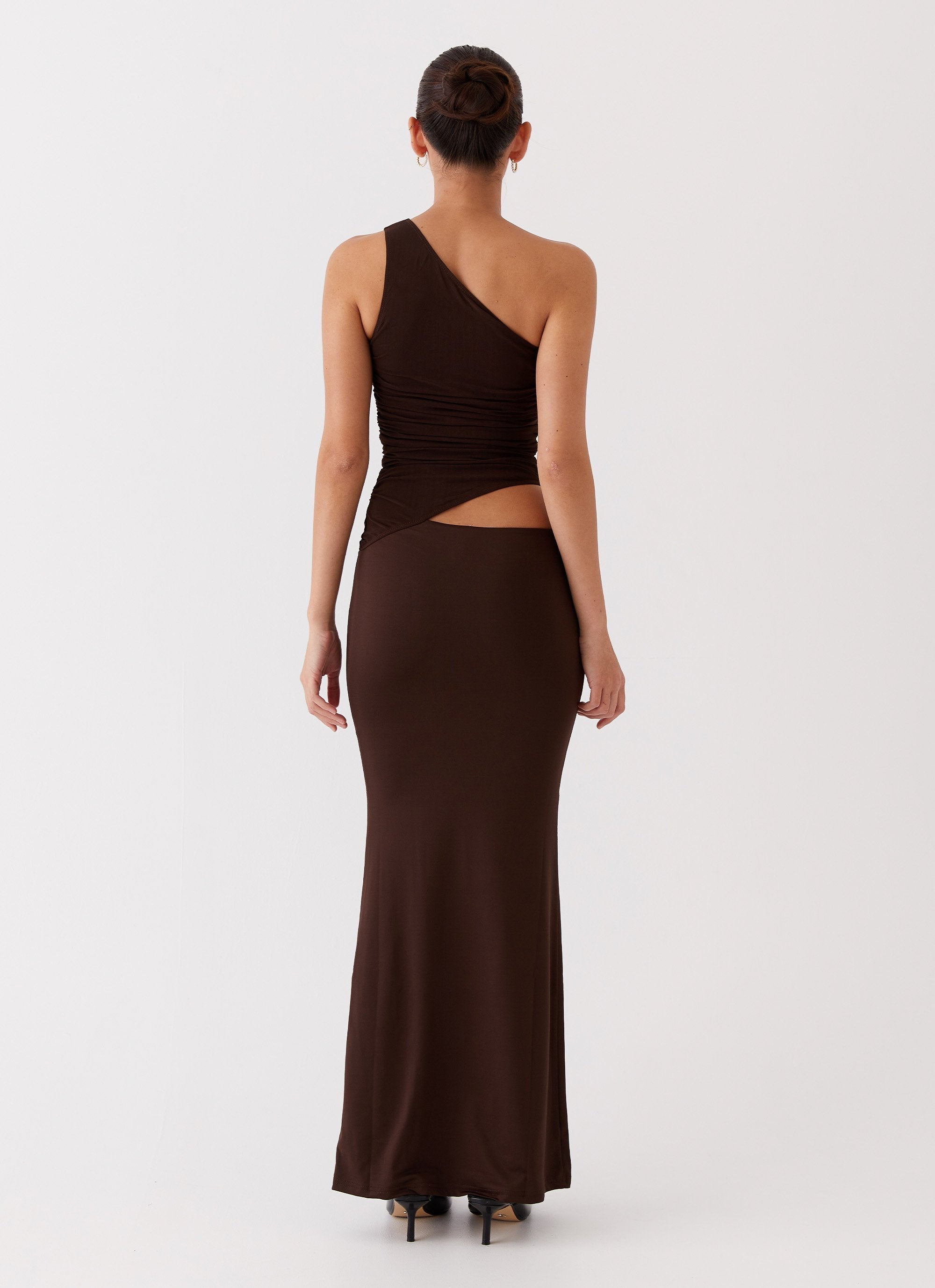 Dame lang kjole med one-shoulder design og cut-out detalje