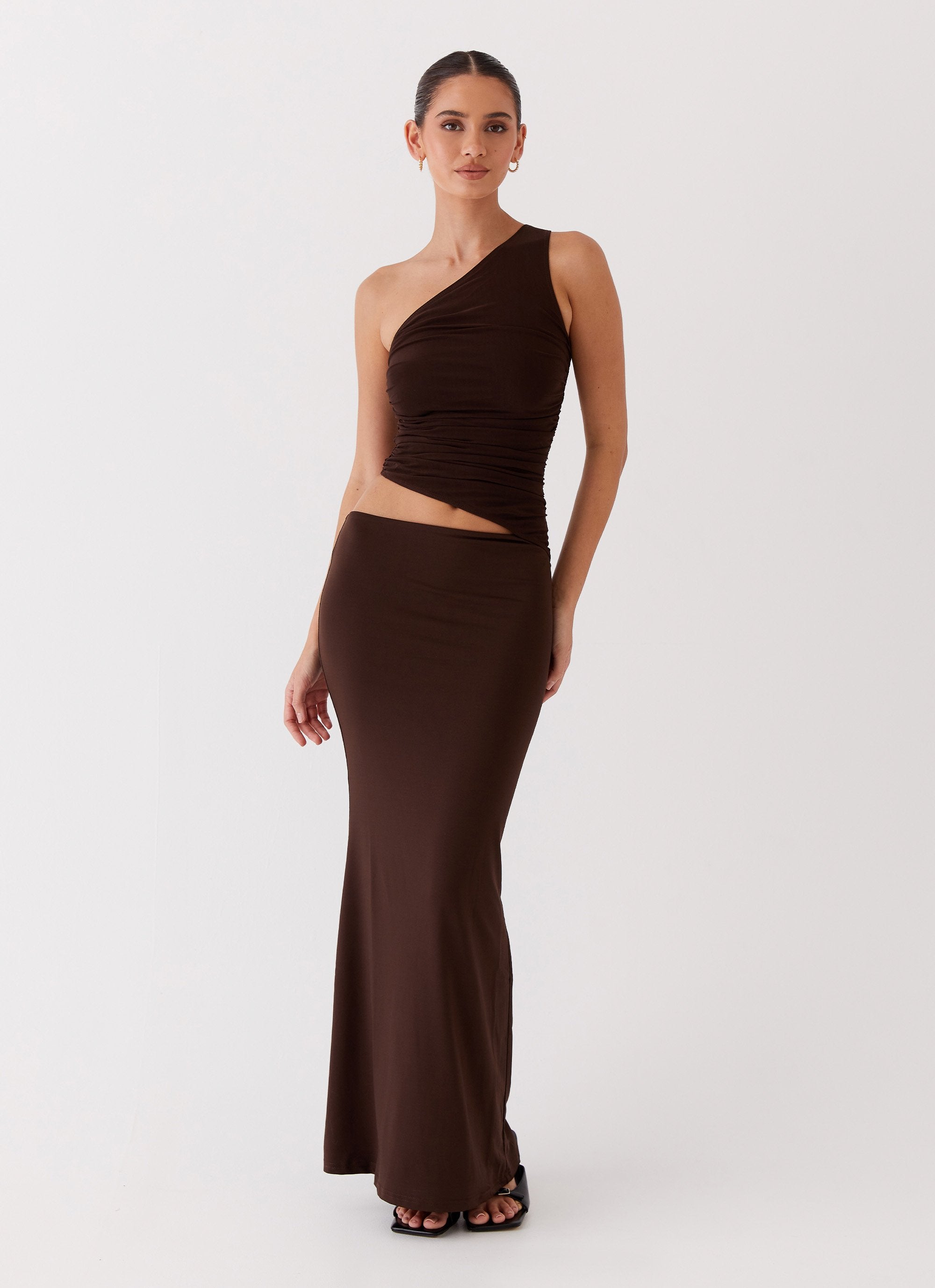 Dame lang kjole med one-shoulder design og cut-out detalje