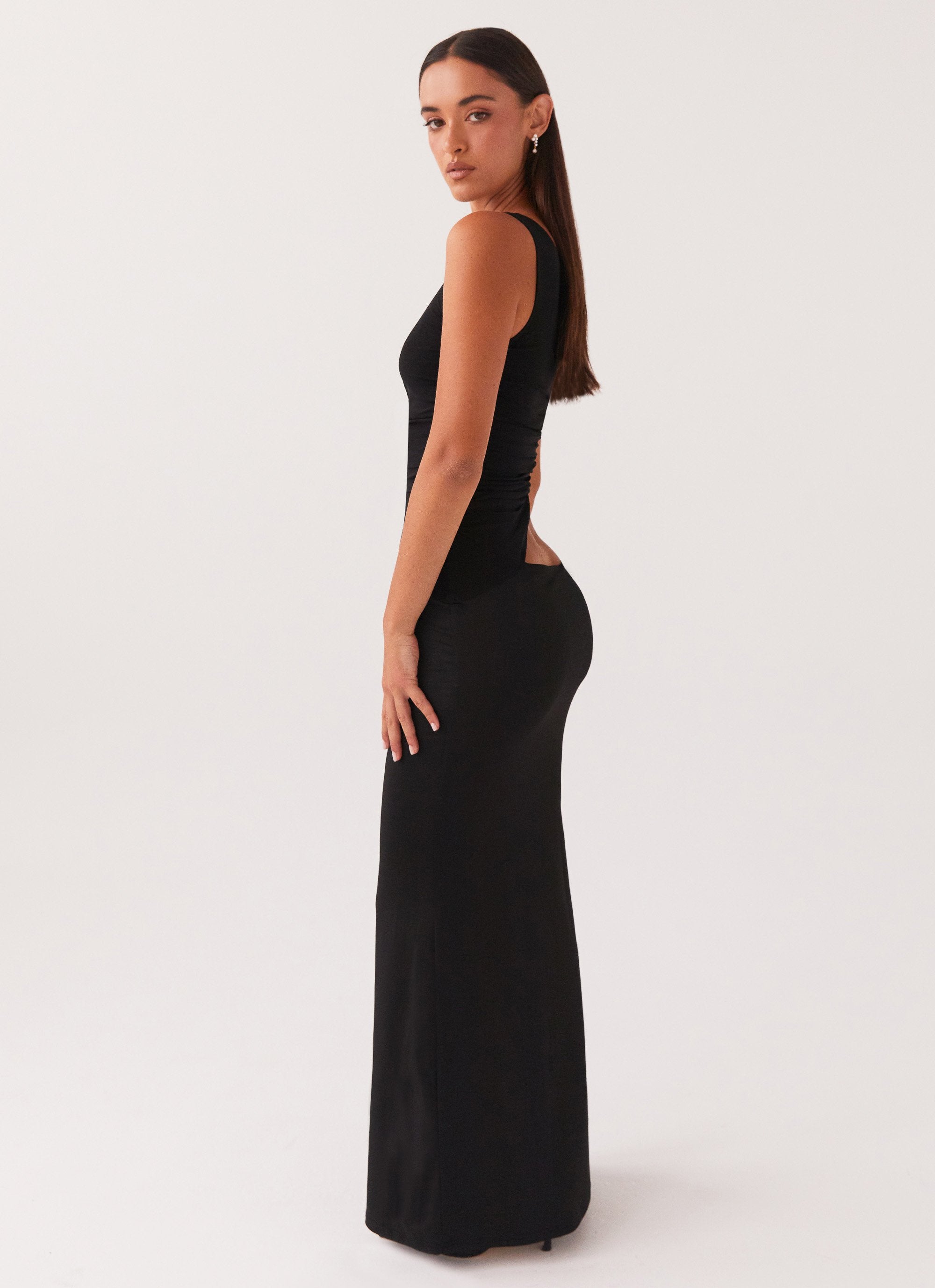 Dame lang kjole med one-shoulder design og cut-out detalje