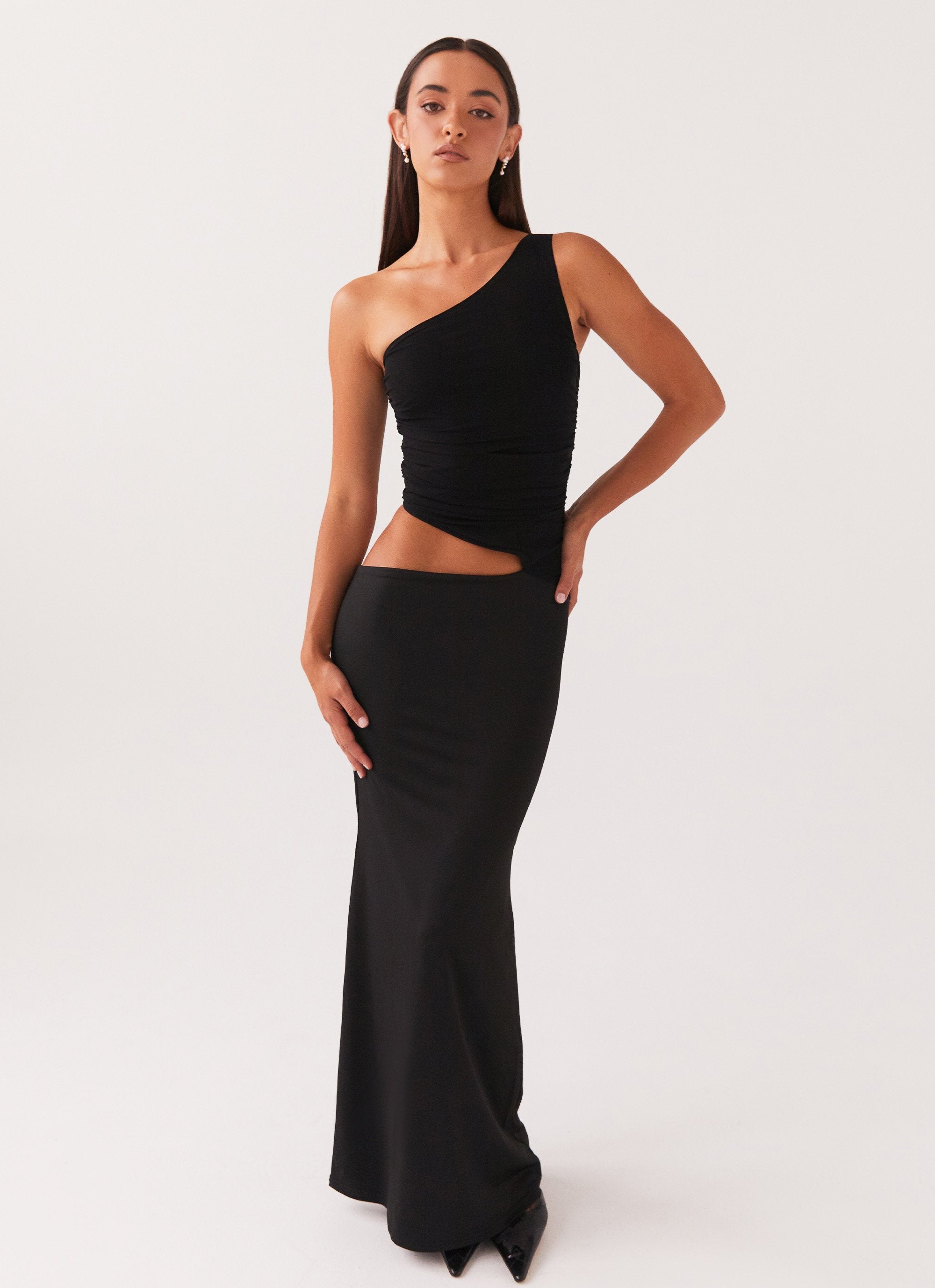 Dame lang kjole med one-shoulder design og cut-out detalje
