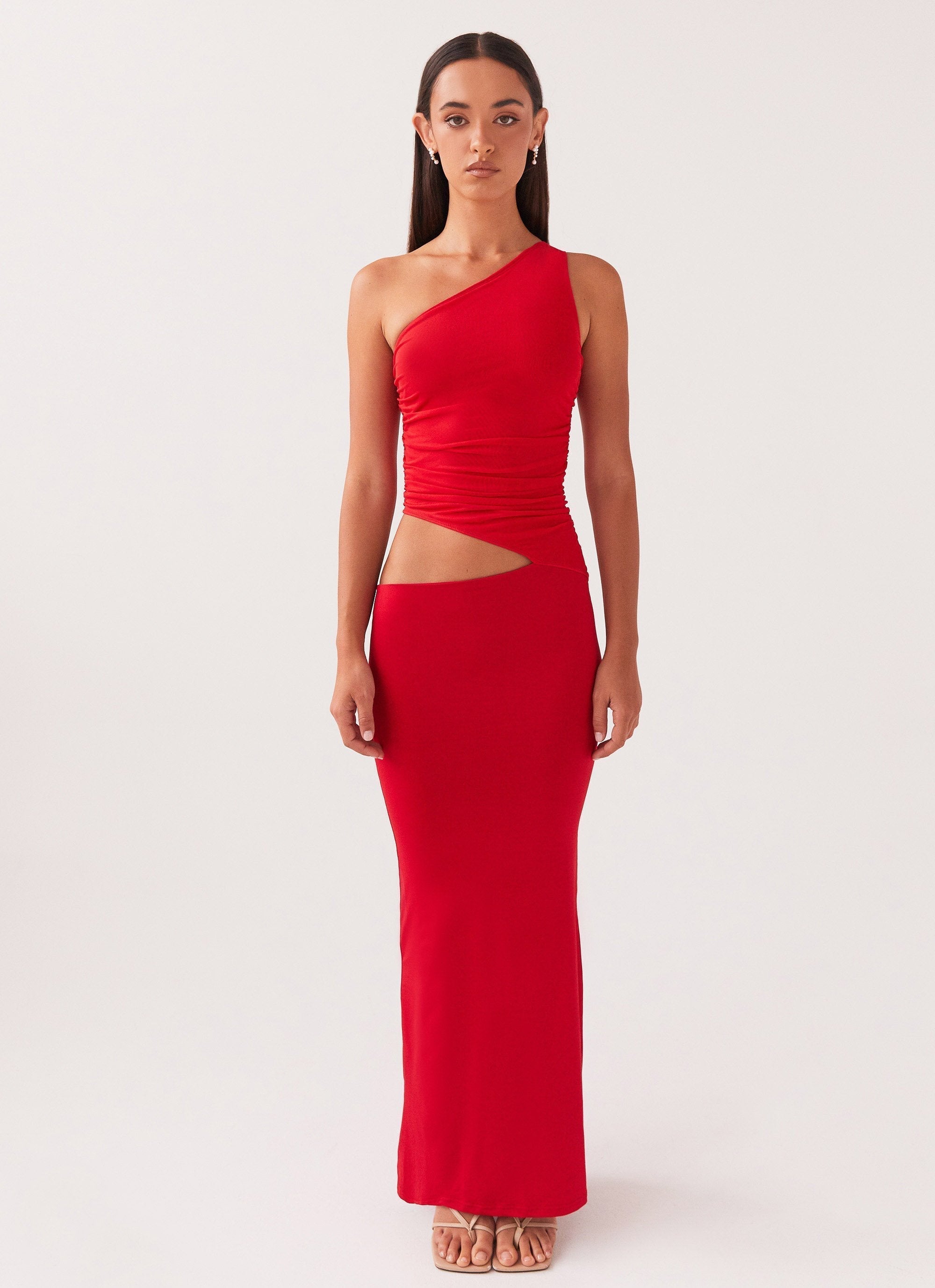Dame lang kjole med one-shoulder design og cut-out detalje