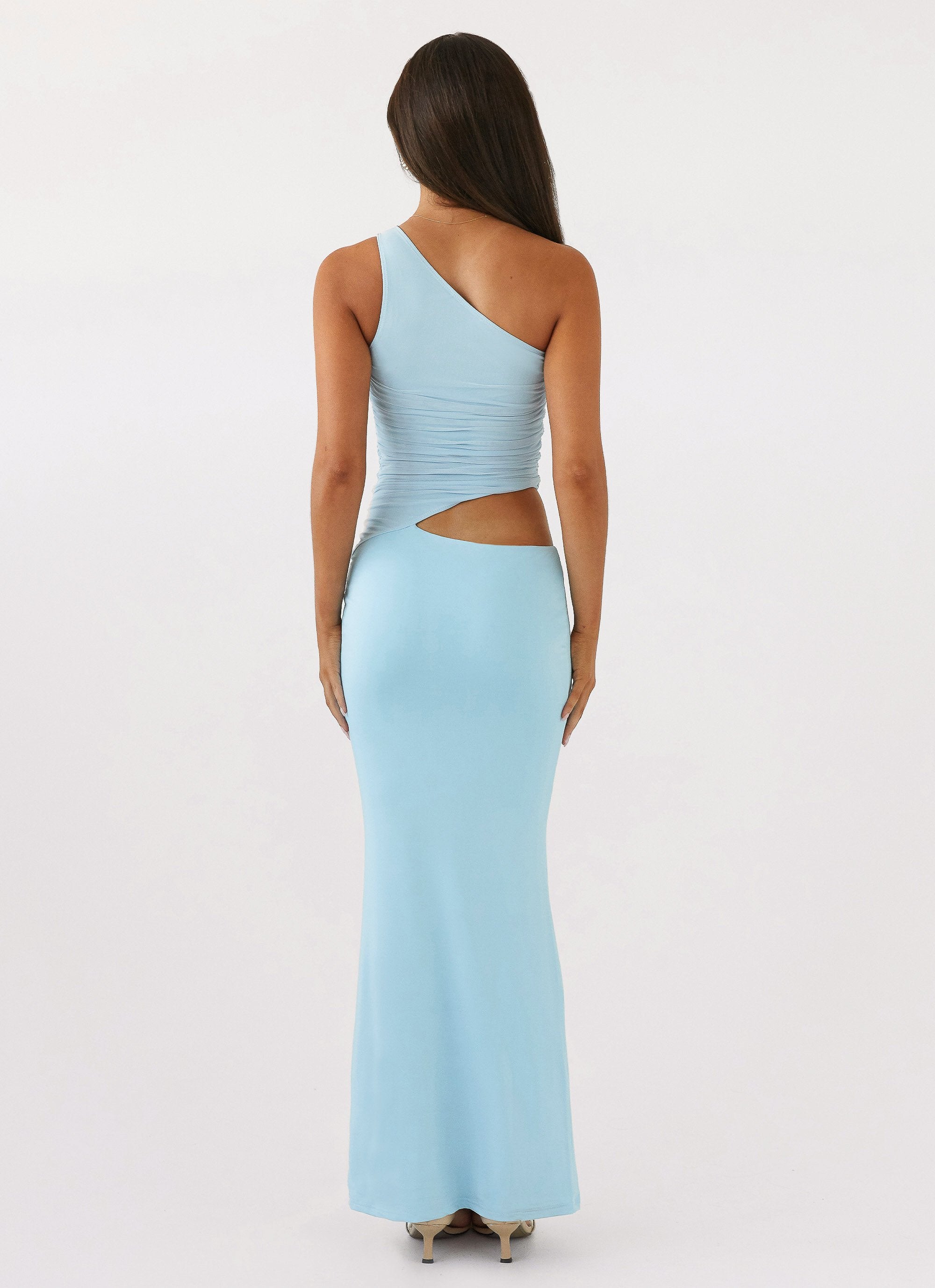 Dame lang kjole med one-shoulder design og cut-out detalje