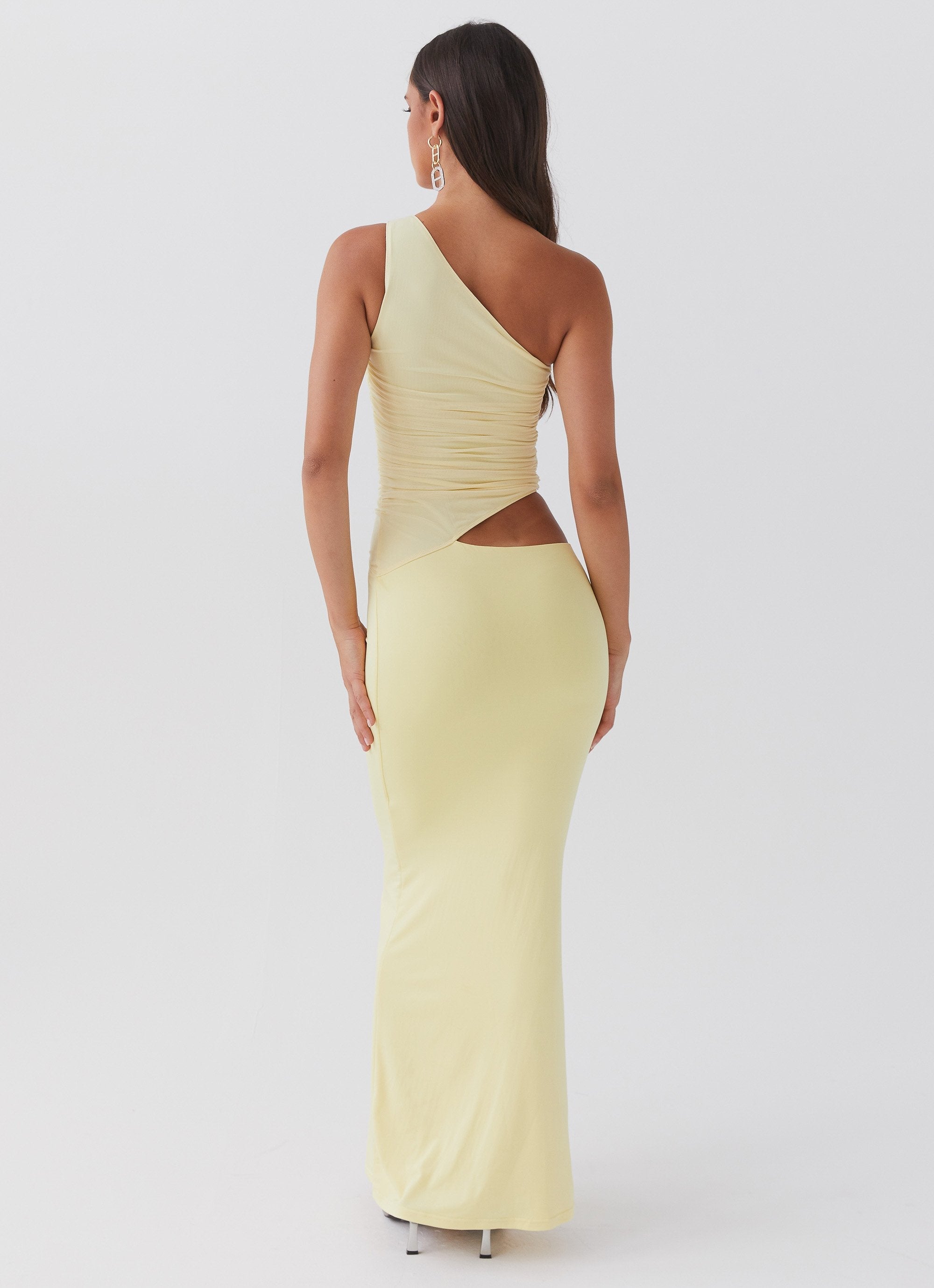 Dame lang kjole med one-shoulder design og cut-out detalje