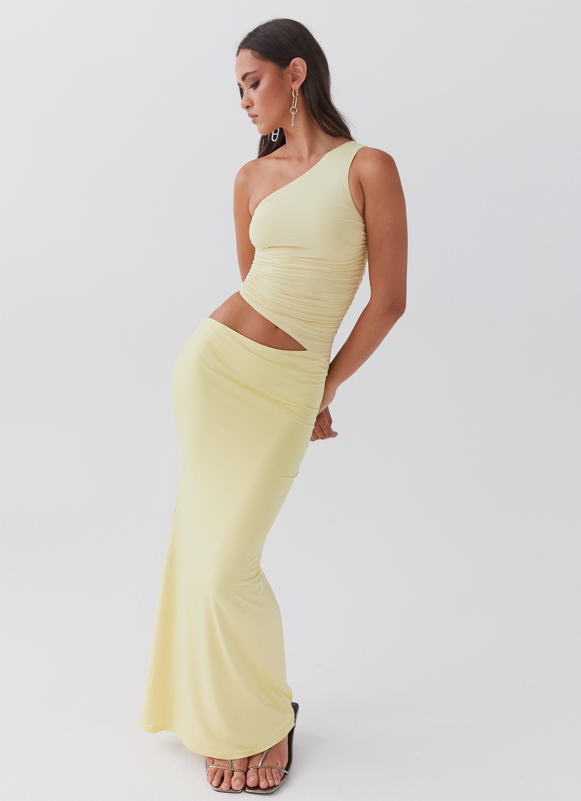 Dame lang kjole med one-shoulder design og cut-out detalje